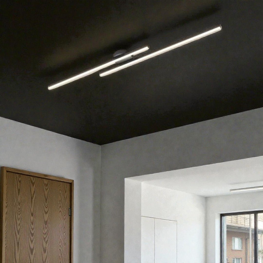 Lampa sufitowa z liniową obudową i centralnym mocowaniem - Czarny
