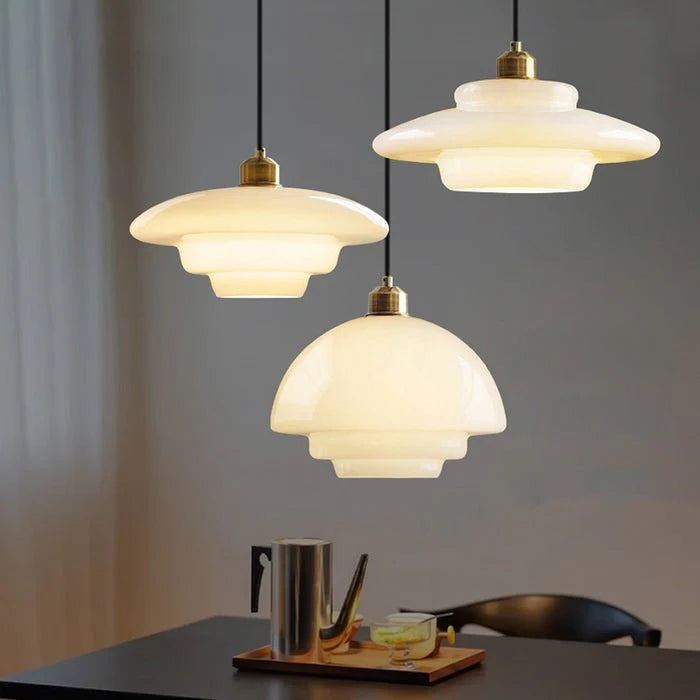 Szklana Lampa Wisząca – Okrągła w Białym Wykończeniu
