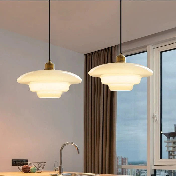 Szklana Lampa Wisząca – Okrągła w Białym Wykończeniu