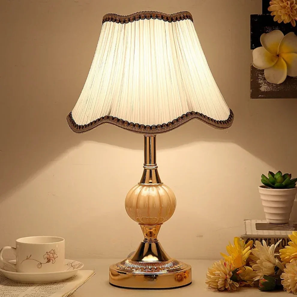 Lampa stołowa o klasycznym designie