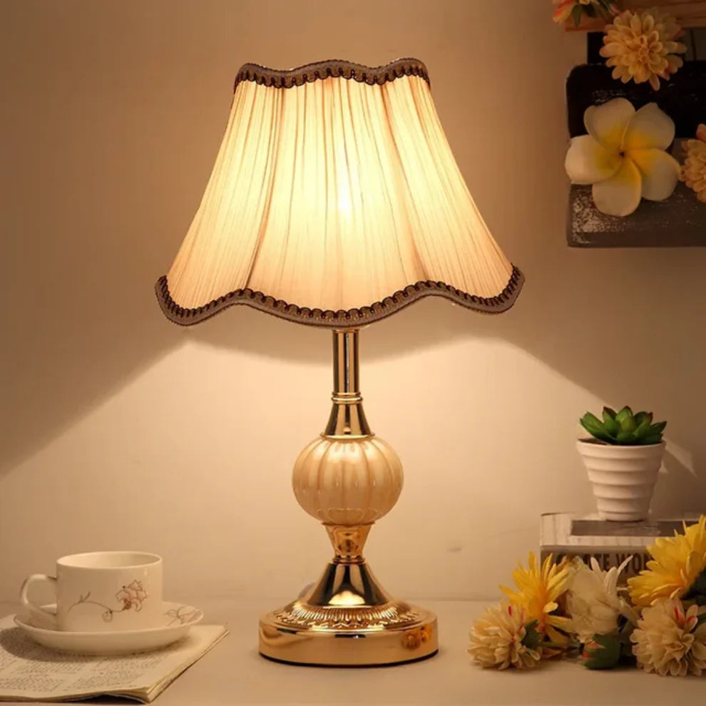 Lampa stołowa o klasycznym designie