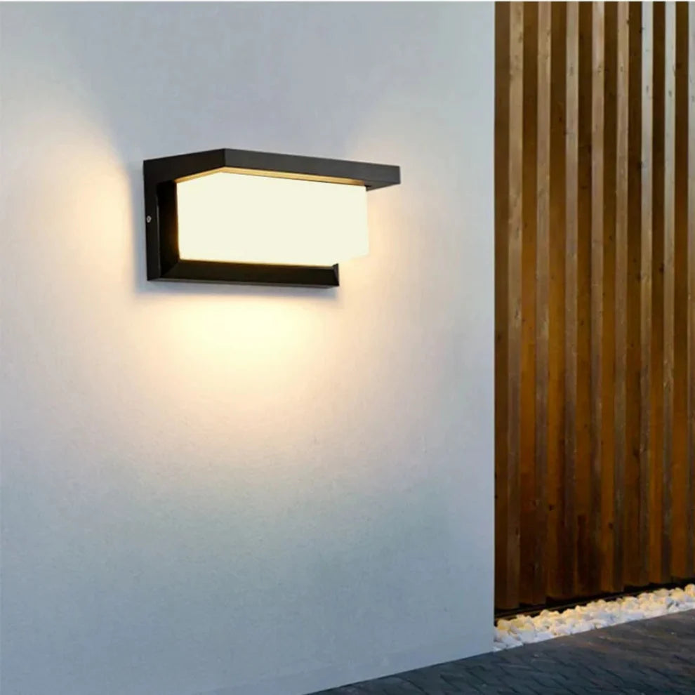 Lampa zewnętrzna z czujnikiem ruchu z aluminium