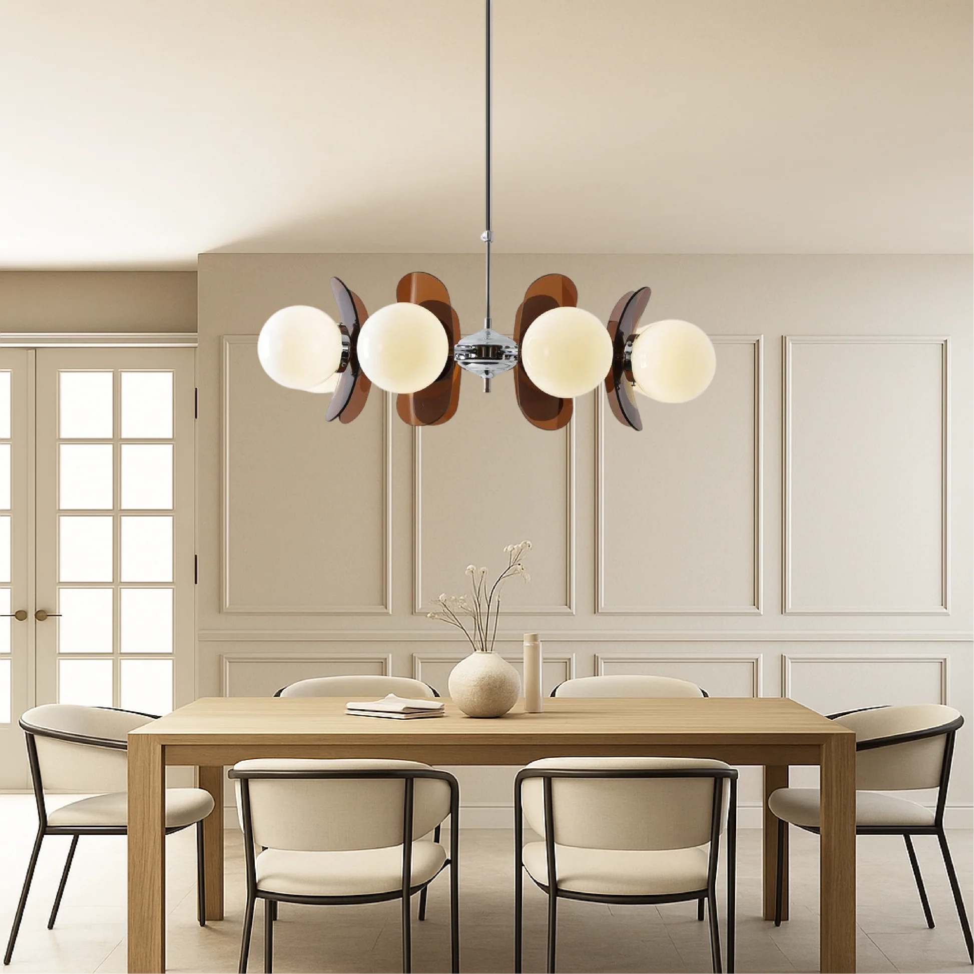 Lampa wisząca z kulami szklanymi i detalami akrylowymi