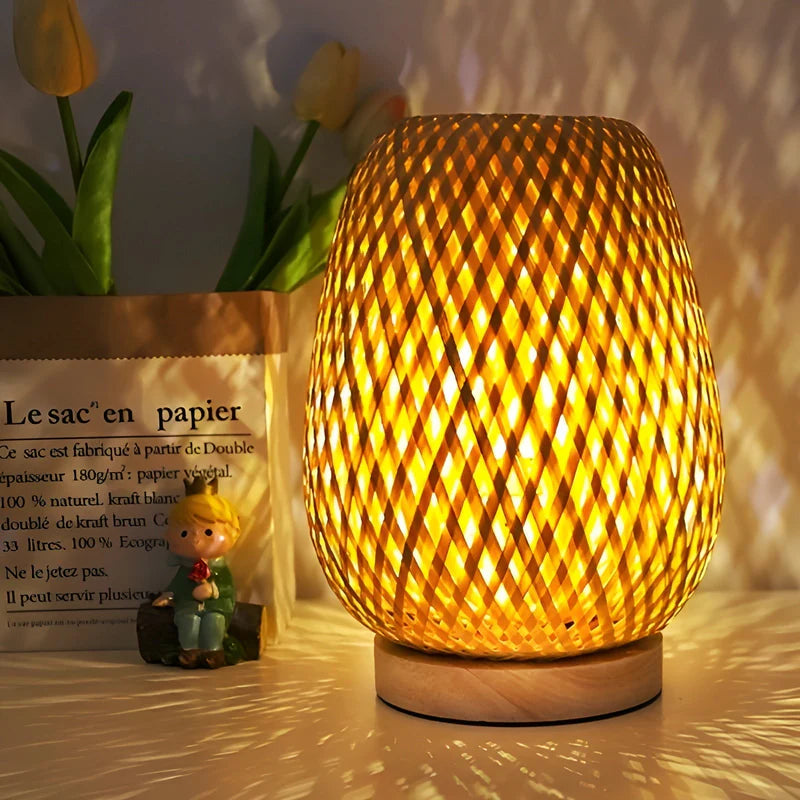 Lampa stołowa z bambusa z naturalnym splotem