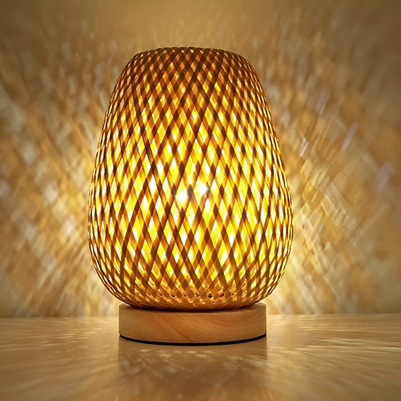 Lampa stołowa z bambusa z naturalnym splotem