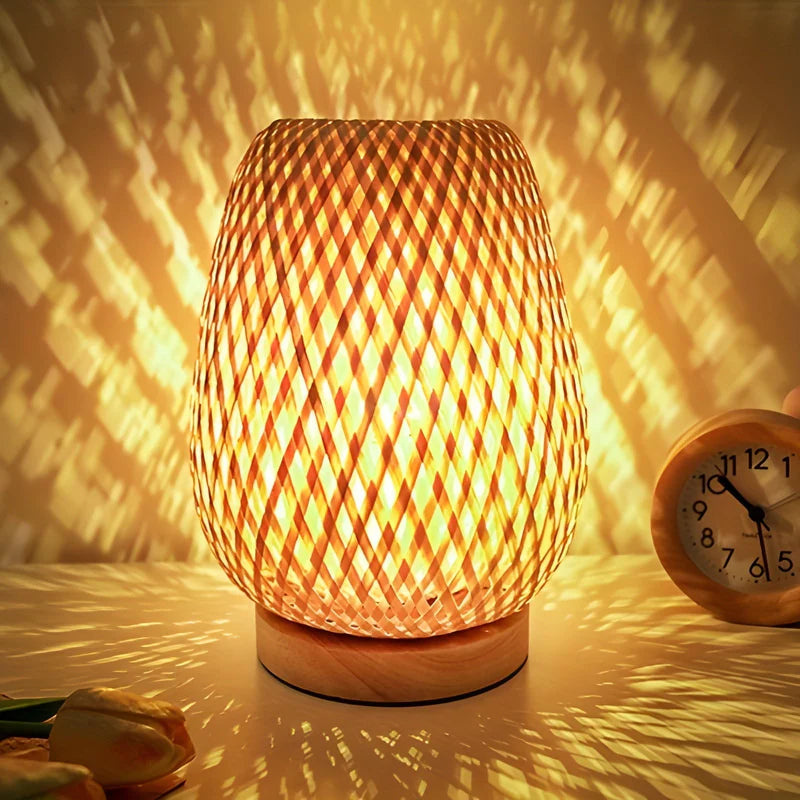 Lampa stołowa z bambusa z naturalnym splotem