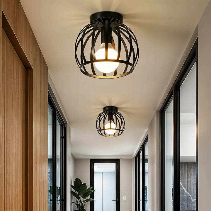 Lampa sufitowa industrialna z metalową klatką