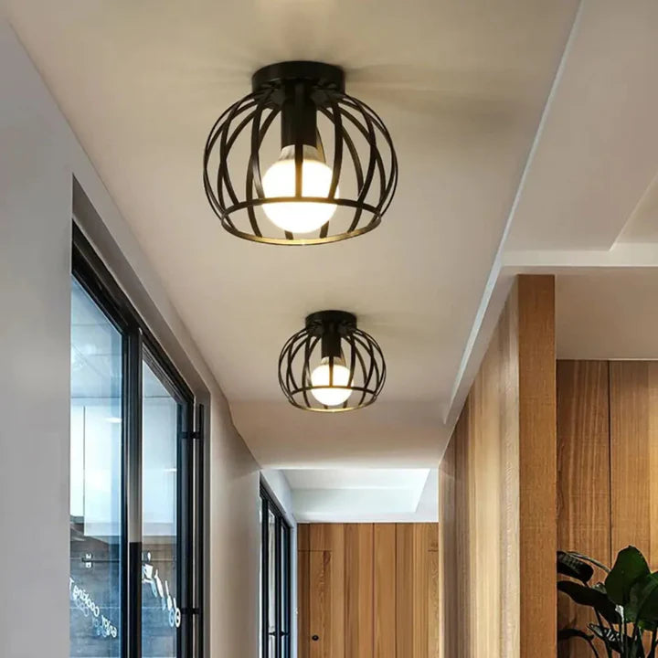 Lampa sufitowa industrialna z metalową klatką