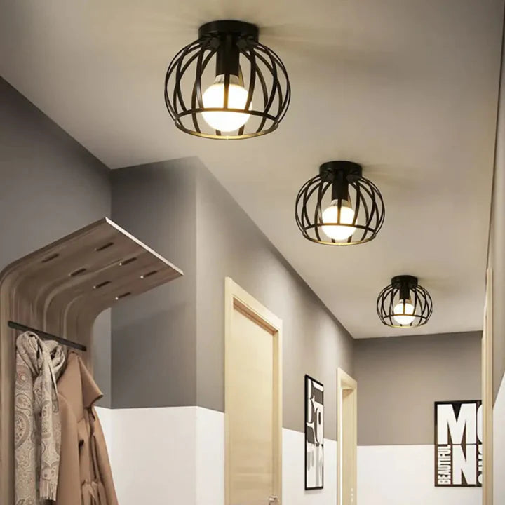 Lampa sufitowa industrialna z metalową klatką