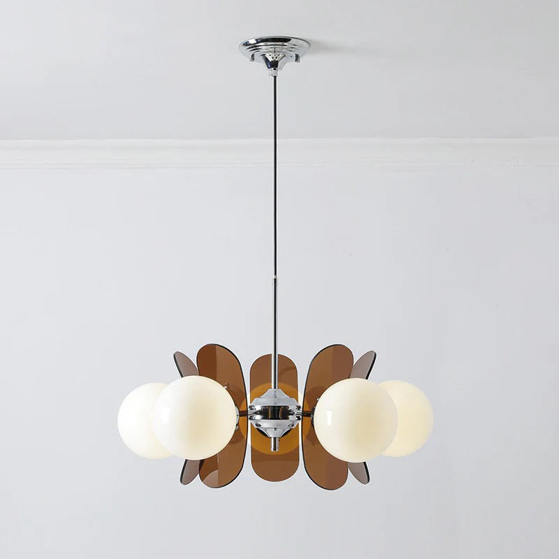 Lampa wisząca z kulami szklanymi i detalami akrylowymi