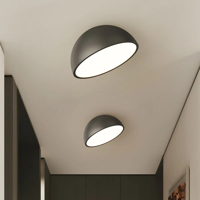 Metalowa lampa sufitowa z ciepłym białym światłem