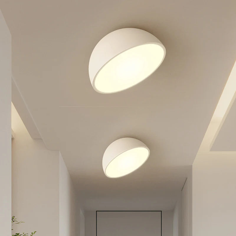 Metalowa lampa sufitowa z ciepłym białym światłem