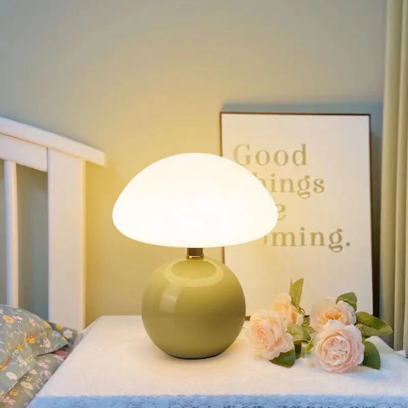 Lampa stołowa z ceramiczną podstawą i okrągłym kloszem