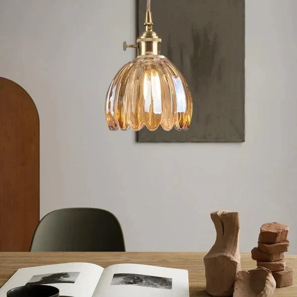 Lampa wisząca szklana w kształcie kwiatu
