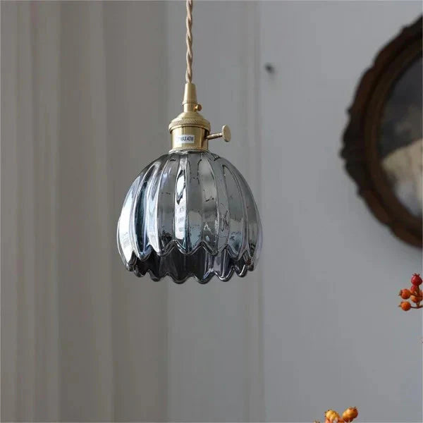Lampa wisząca szklana w kształcie kwiatu