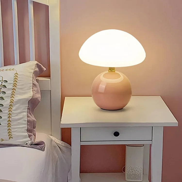 Lampa stołowa z ceramiczną podstawą i okrągłym kloszem