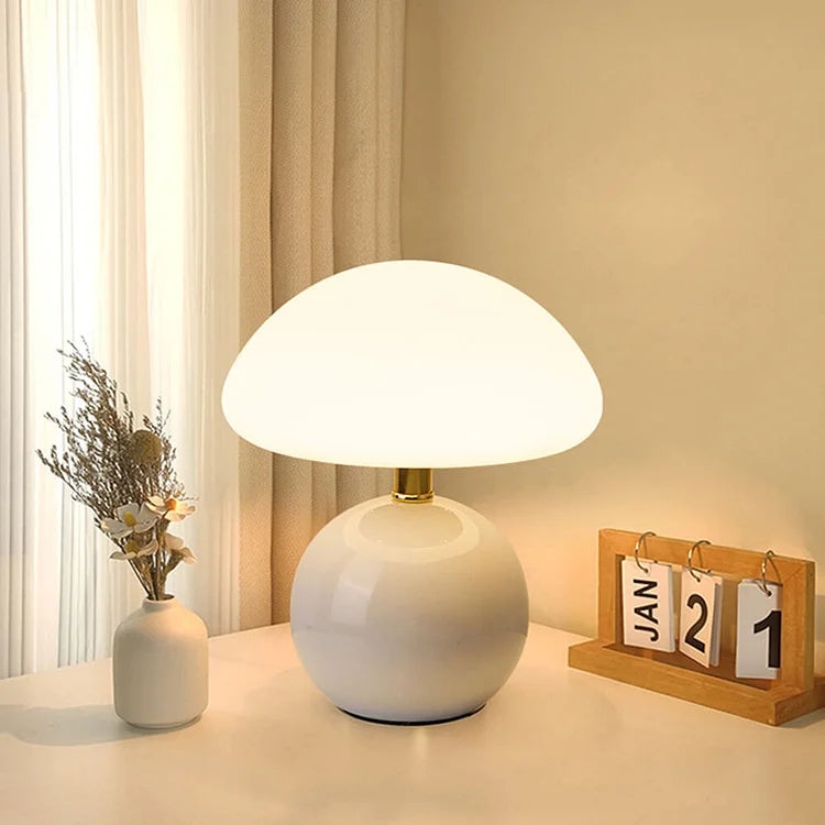 Lampa stołowa z ceramiczną podstawą i okrągłym kloszem