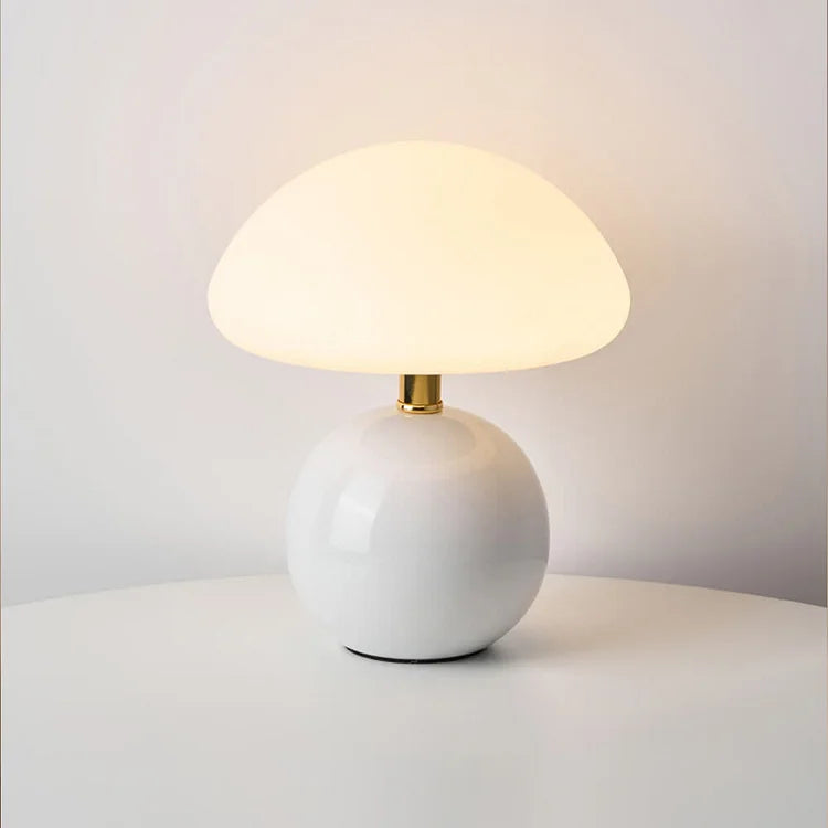 Lampa stołowa z ceramiczną podstawą i okrągłym kloszem