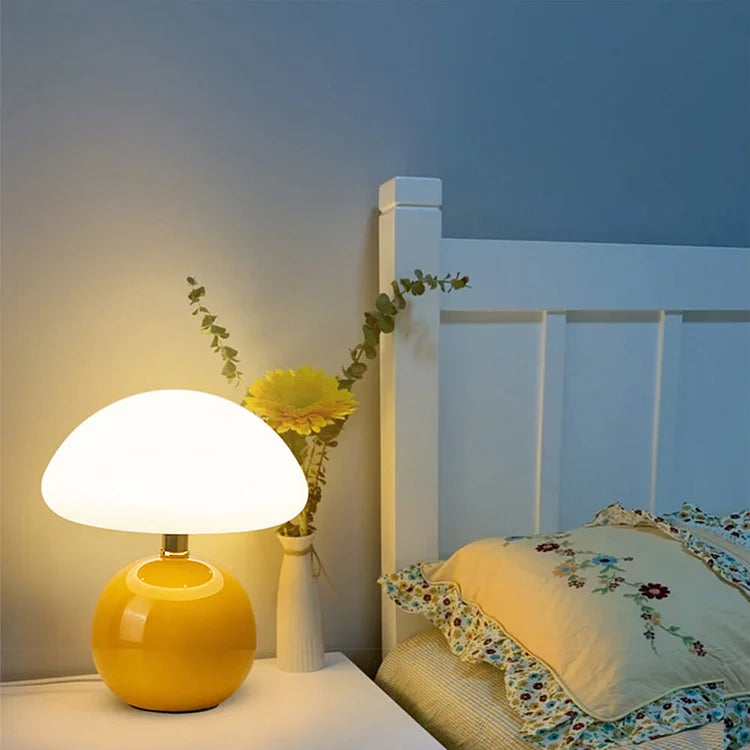 Lampa stołowa z ceramiczną podstawą i okrągłym kloszem