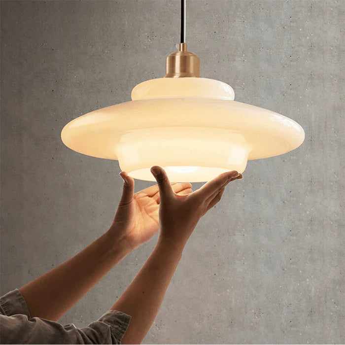 Szklana Lampa Wisząca – Okrągła w Białym Wykończeniu
