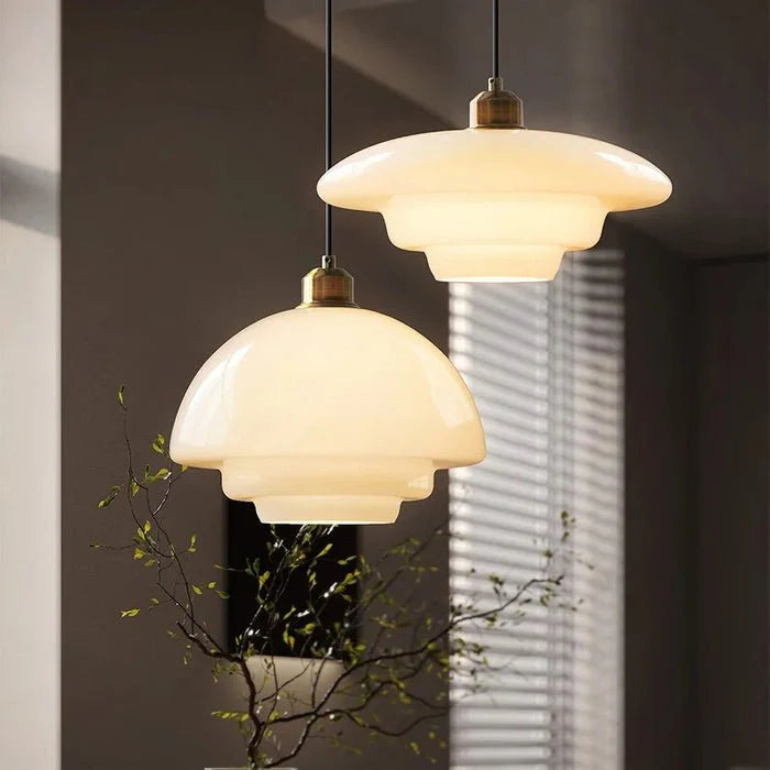 Szklana Lampa Wisząca – Okrągła w Białym Wykończeniu