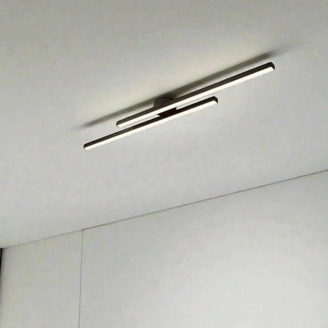 Lampa sufitowa z liniową obudową i centralnym mocowaniem - Czarny