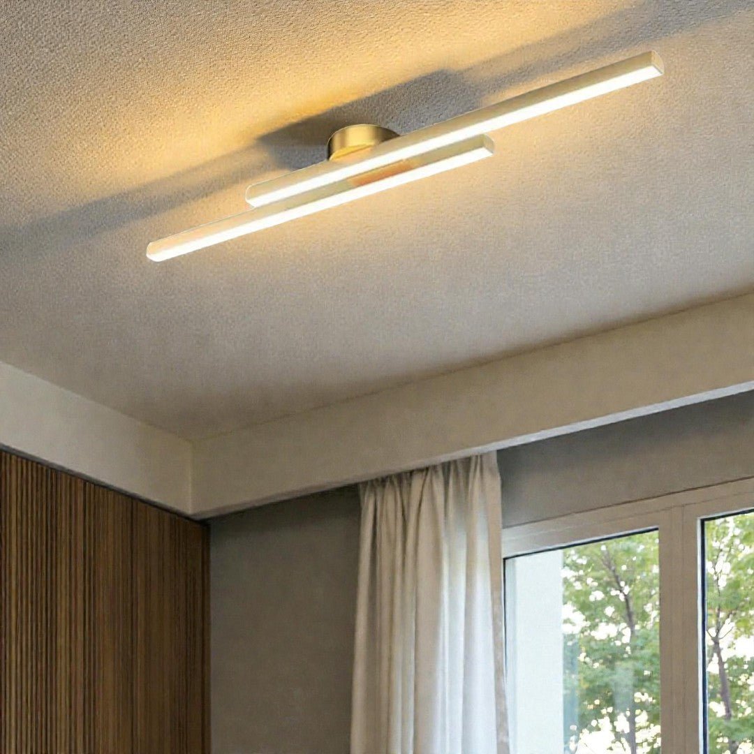 Lampa sufitowa z liniową obudową i centralnym mocowaniem - Złoty