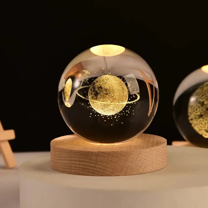 Szklana kula z motywem planet na drewnianej podstawie - Wszechświat