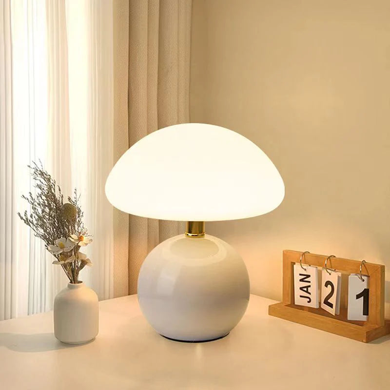Lampa stołowa z ceramiczną podstawą i okrągłym kloszem